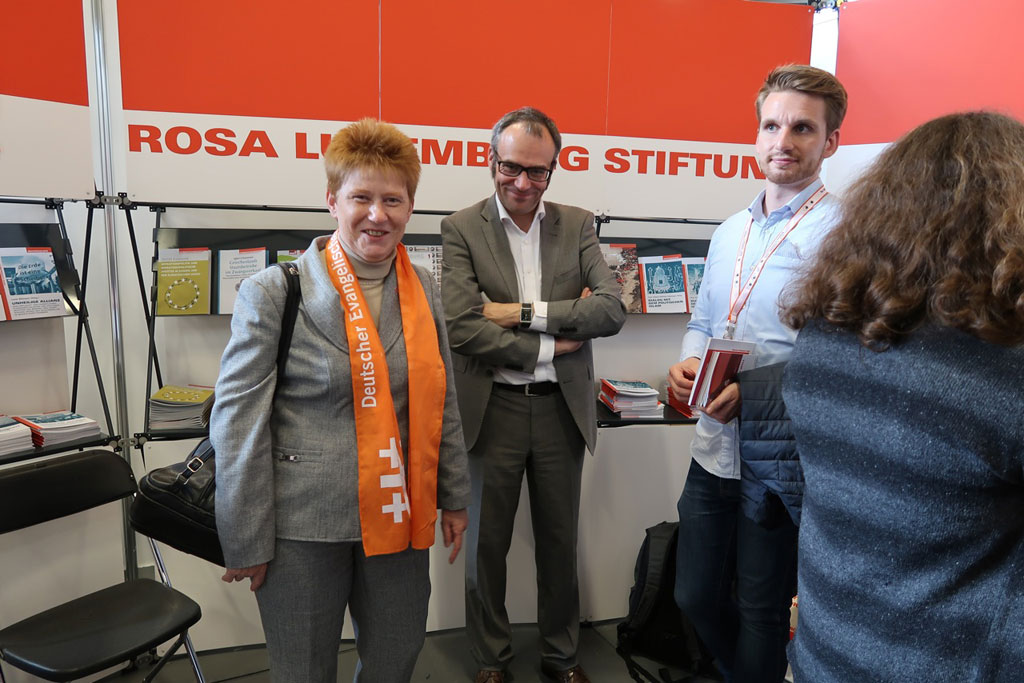 Petra Pau, Vizepräsidentin des Bundestags (links) und Florian Weis, Geschäftsführer der Rosa-Luxemburg-Stiftung